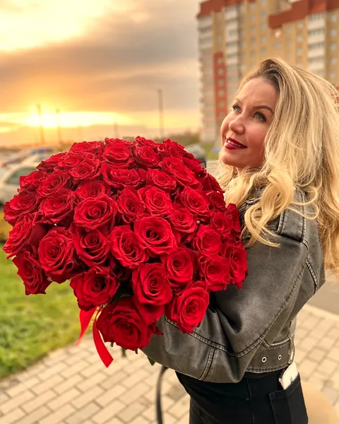 Елена — «Цветы Гатчина розы» — с букетом красных роз